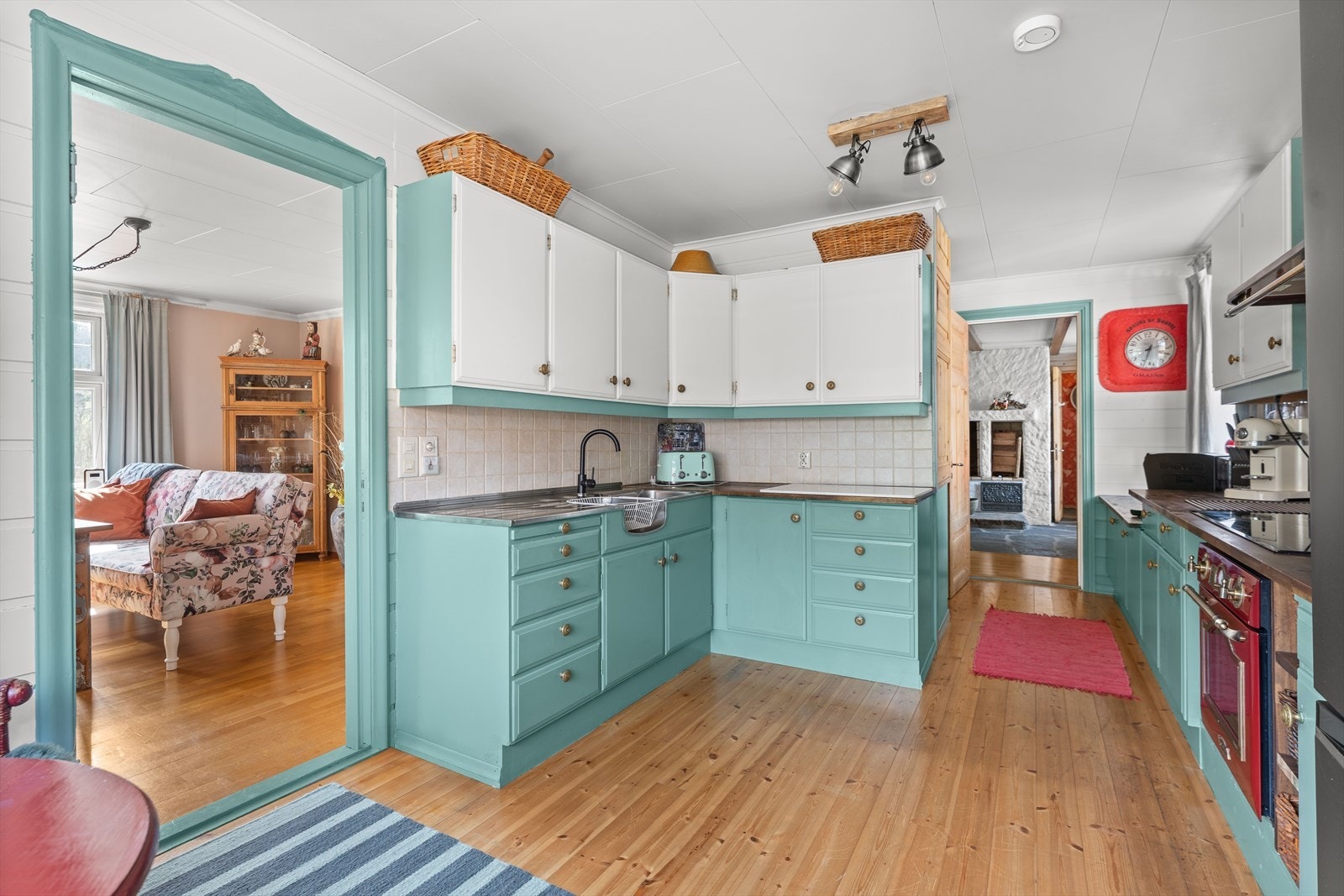 Sjarmerende kjøkken med lyse farger og praktisk utforming. Galleribilde