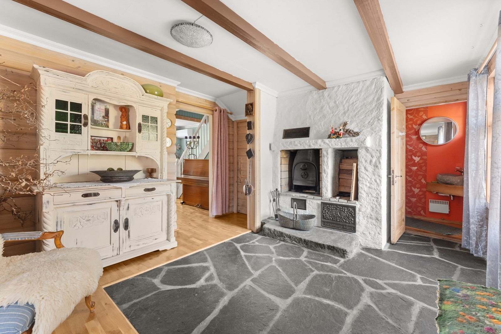 Sjarmerende rom med rustikke detaljer og peis. Galleribilde