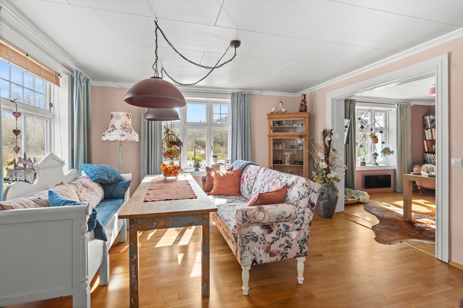 Koselig stue med mulighet for møblering i stue og mye naturlig lys. Galleribilde