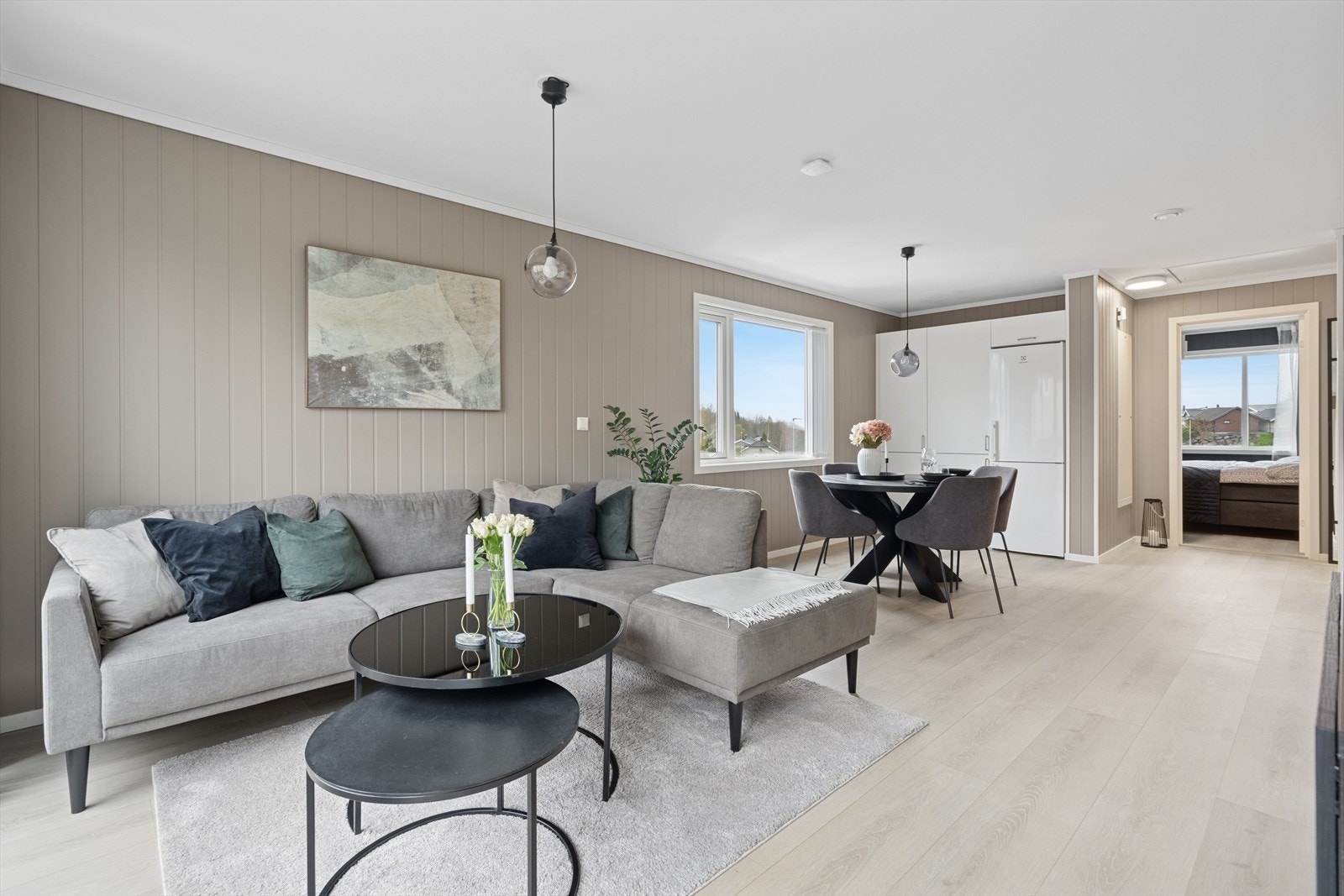 Det er moderne vannbåren gulvvarme i stue, kjøkken og entreen. Galleribilde