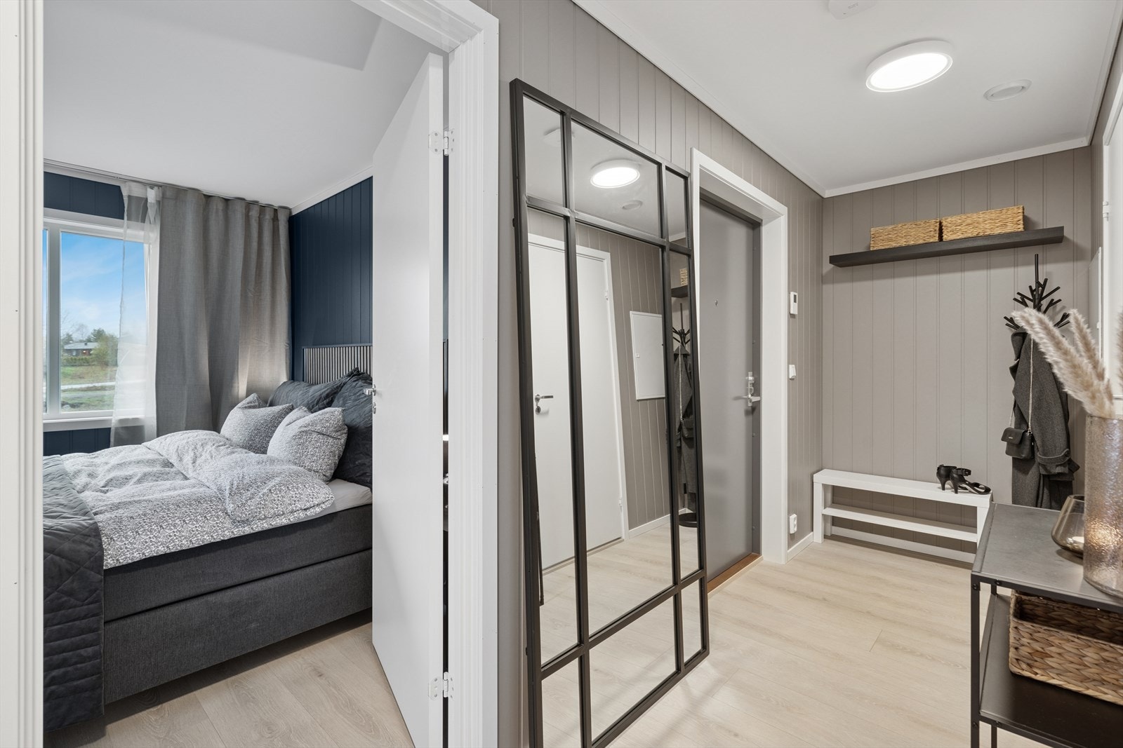 Entreen er gjennomført med lekkert gulv som er gjennomgående, samt lyse og pene farger på vegger og tak. Galleribilde