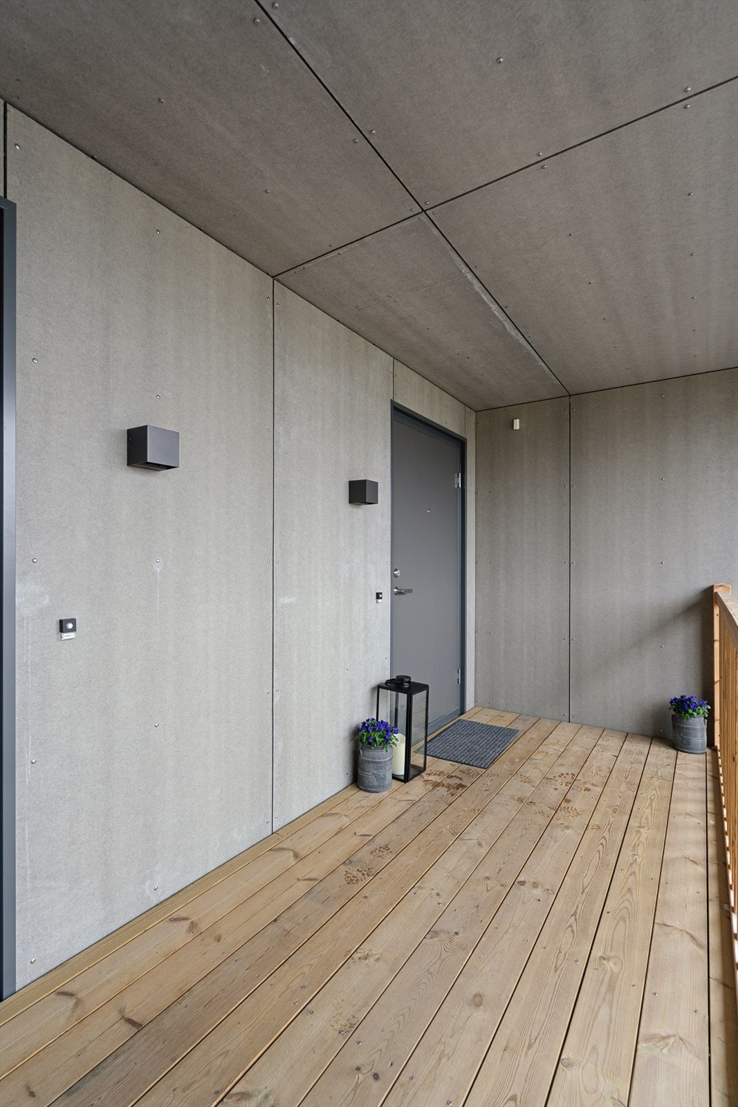 Hyggelig overbygget inngangsparti. Galleribilde