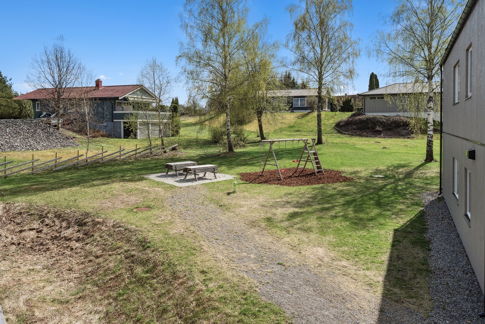 Koselige benk og huskestativ på naboeiendom. Galleribilde