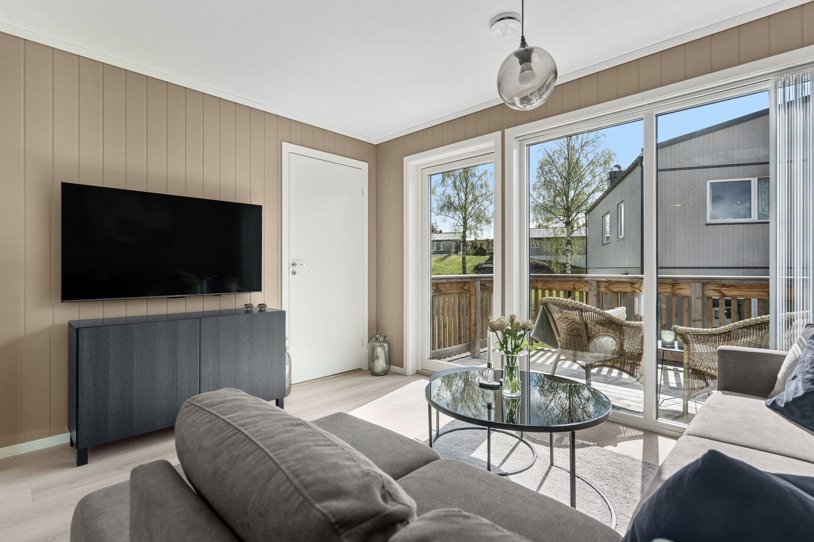 Stuen har en særdeles pen gjennomførelse med moderne og lyse farger på vegger, tak og gulv. Det er innlagt fibernett fra Altibox. Galleribilde