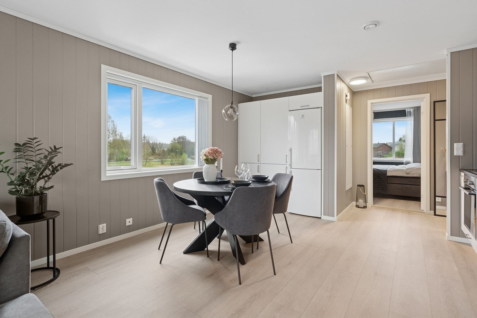 Det er er montert ekstra skapplass ved spisestuen som har god plass for oppbevaring og plass for kjøleskap. Galleribilde