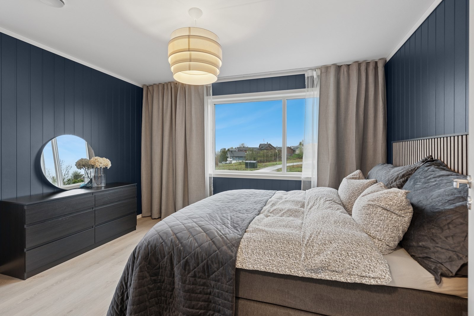 Rommet er malt i moderne og behagelige farger. Galleribilde