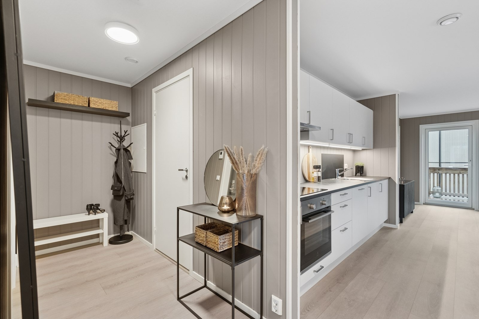 Lys og moderne entre som ønsker deg velkommen inn. Galleribilde