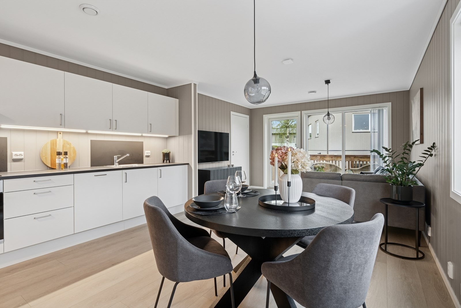 Rommet har en lys og moderne gjennomførelse med fine farge- og materialvalg. Galleribilde