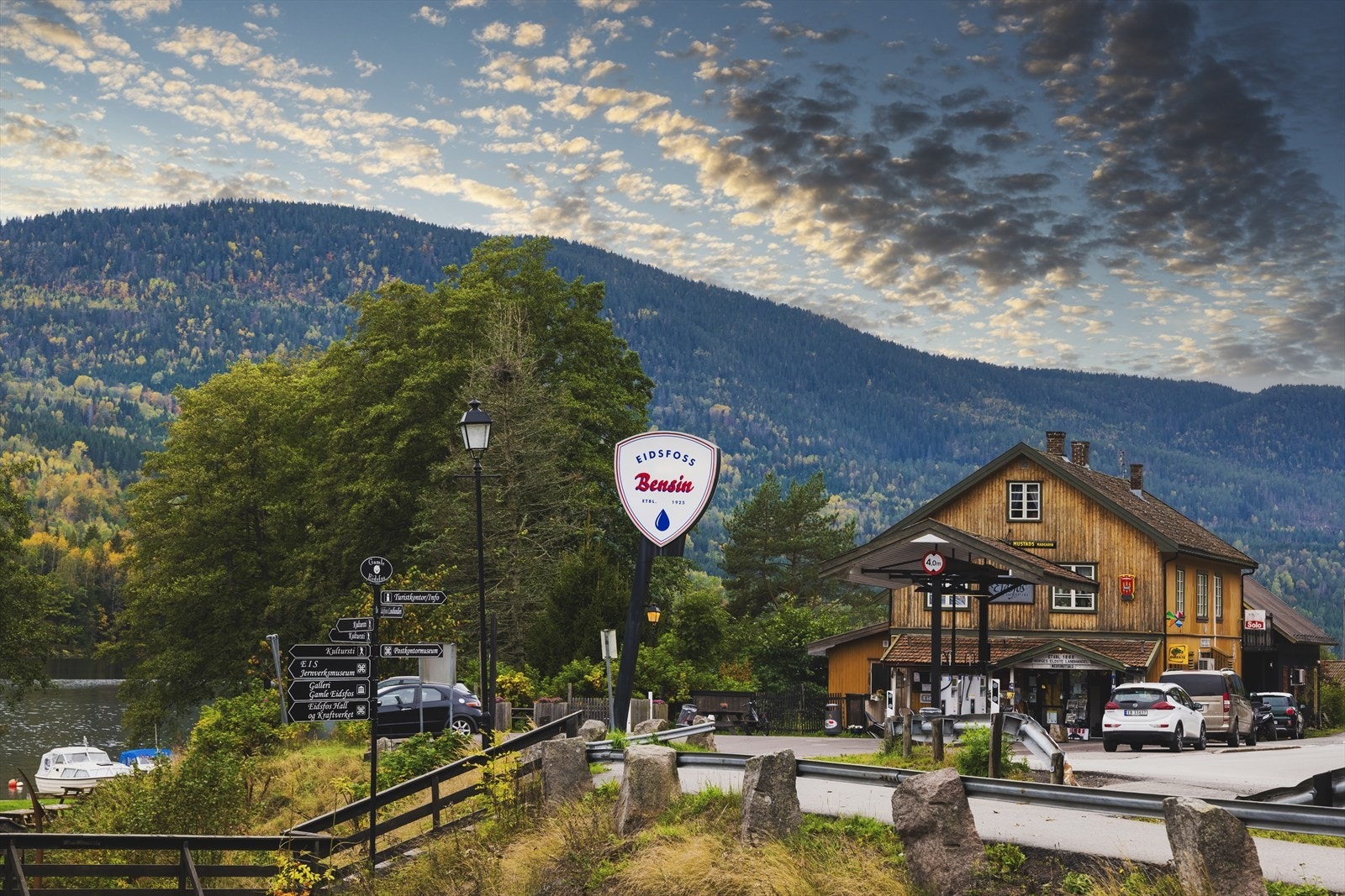 Kun en kort kjøretur fra leiligheten finner vi for øvrig Eidsfoss sentrum som byr på blant annet en koselig landhandel og kro. Eidsfoss er tidligere Hof kommunes kultursted med mange utøvende kunstnere og mange faste arrangementer som musikkfestival. Galleribilde