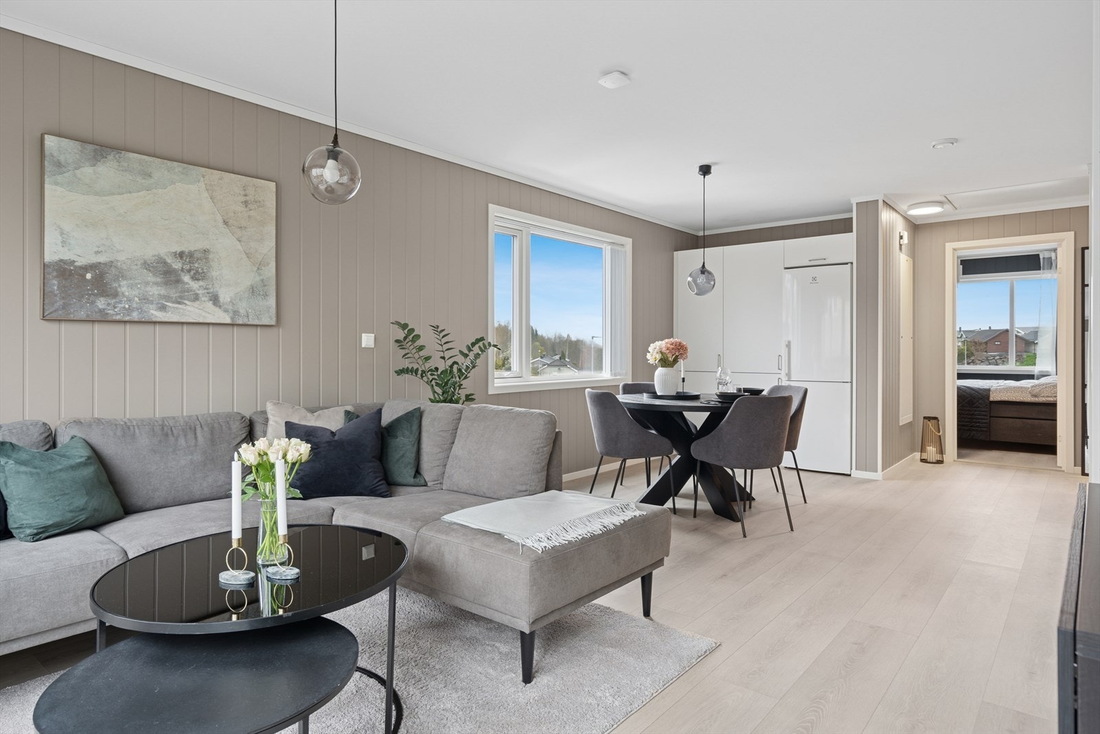 Moderne tekniske detaljer som balansert ventilasjon med varmegjenvinning gir godt inneklima som i kombinasjon med vannbåren varme er energieffektive løsninger. Galleribilde