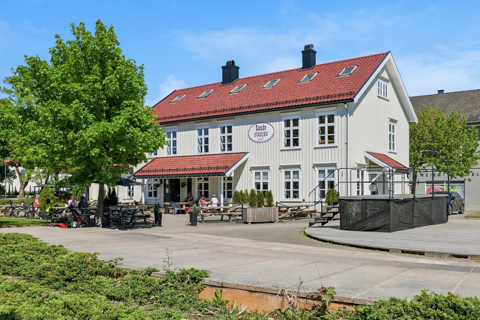 Fra eiendommen er det kun ca. 20 minutter kjøring til Sande sentrum. Galleribilde