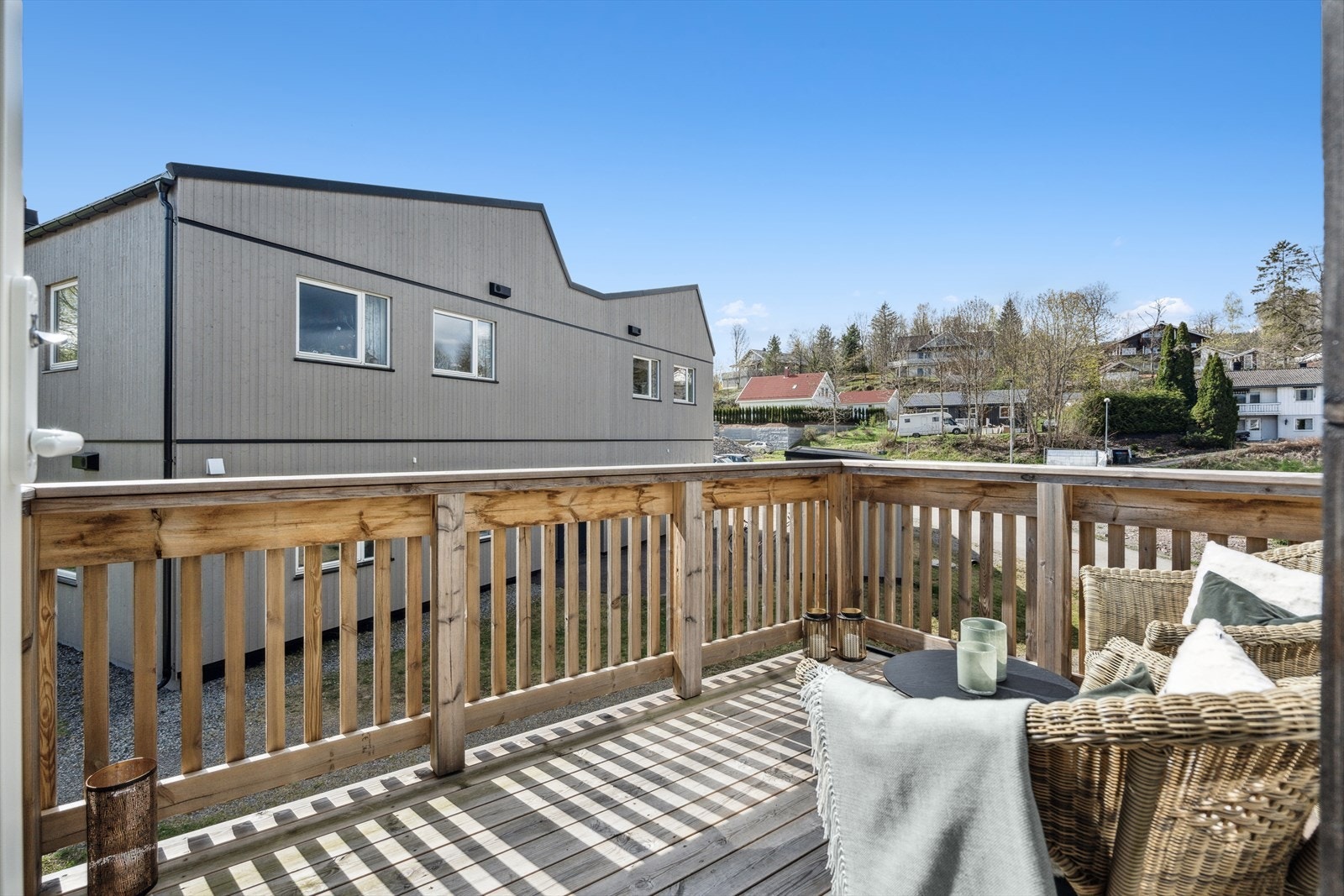 Det er en egen koselig og solrik balkong på 6m². Galleribilde