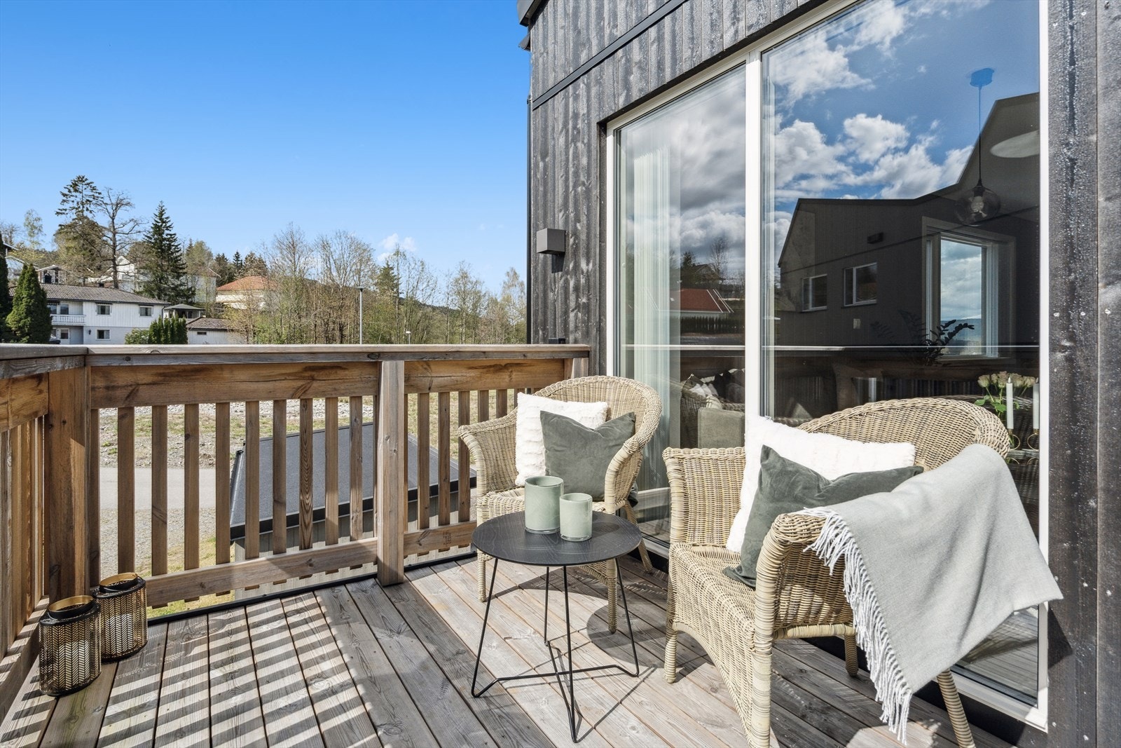 Fra stue og kjøkken er det utgang til en hyggelig balkong som byr på god plass til utemøbler, som blant annet lounge og grill. Galleribilde