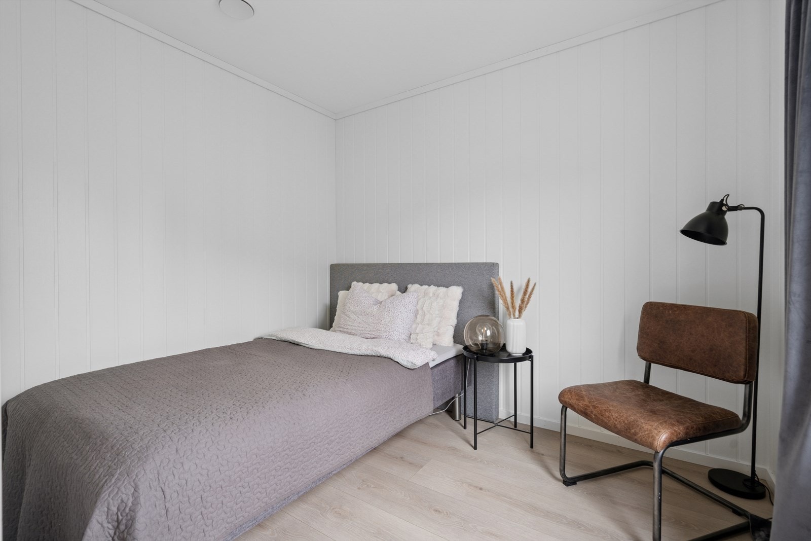 Det øvrige soverommet byr på mange av de samme kvalitetene og har et allsidig brukspotensial som blant annet barnerom, lekerom, walkin closet eller kontor. Galleribilde