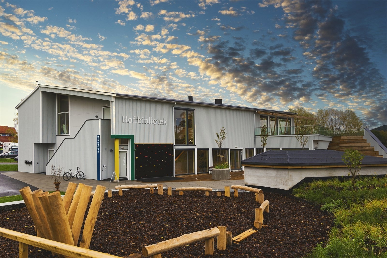 Nyere bibliotek som er lokalisert i det nye flerbrukshuset i Hof sentrum. Galleribilde