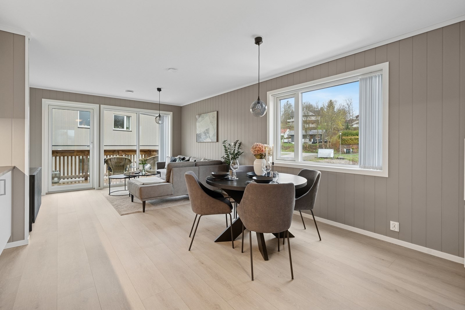 Romslig, innbydende og åpen stue og kjøkkenløsning med mange møbleringsmuligheter. Galleribilde