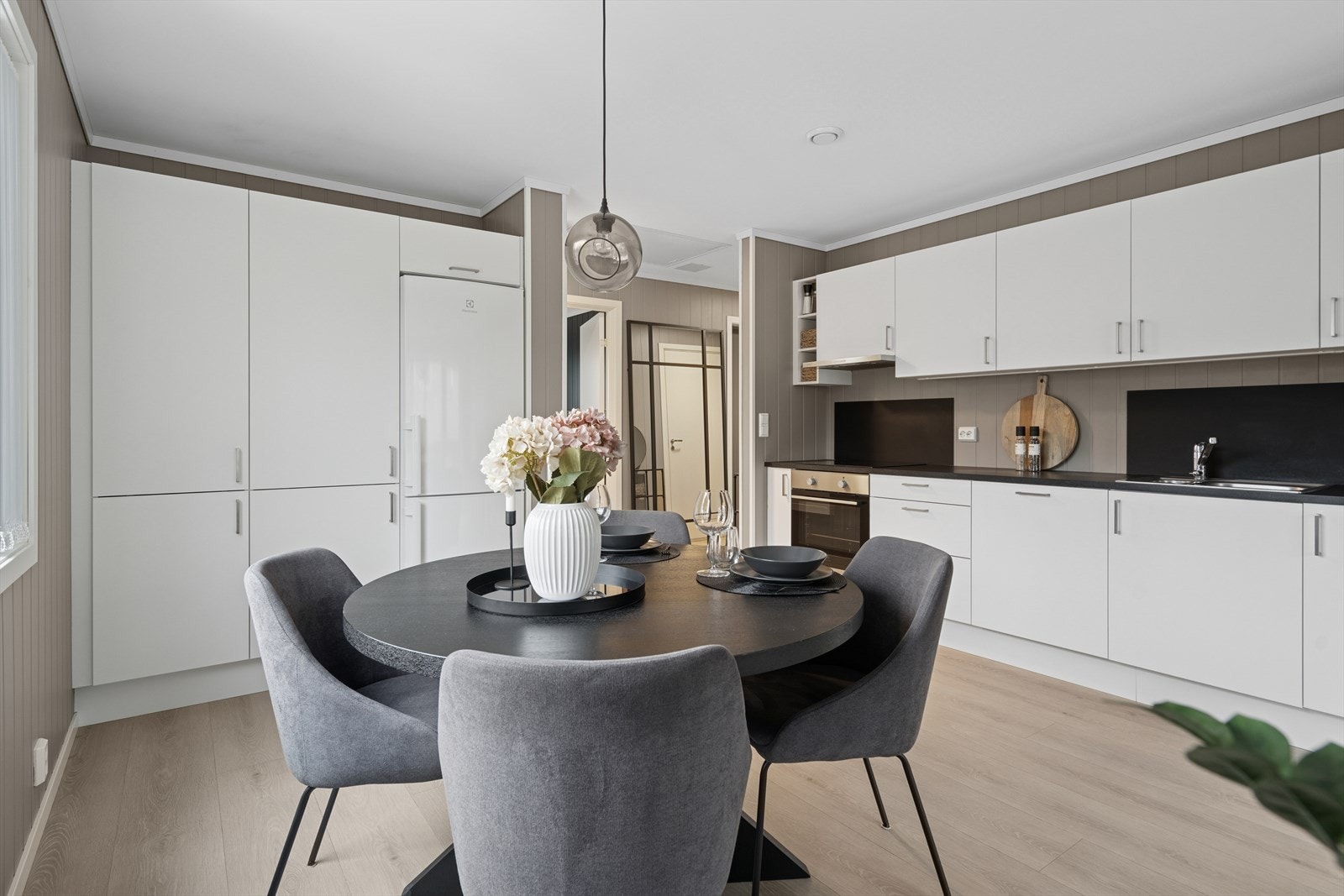 Det er en åpen og sosial utforming på rommet. Galleribilde