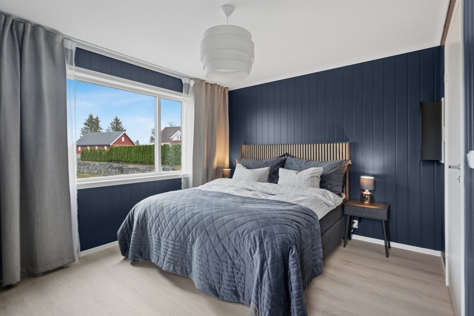 Leiligheten har to soverom med god plass til seng med tilhørende nattbord. Her ser vi det lekre hovedsoverommet avbildet. Galleribilde