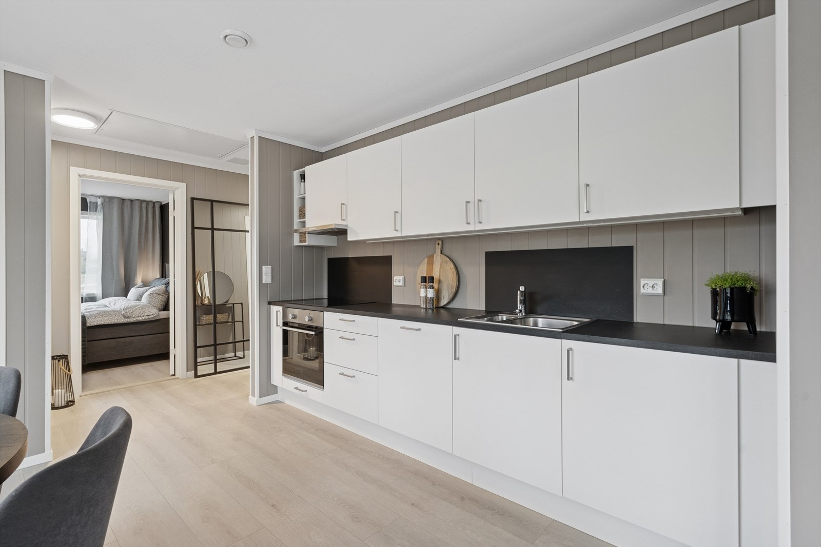 Det er god benk- og skapplass da innredningen har en gjennomtenk plassering og utforming i rommet. Galleribilde