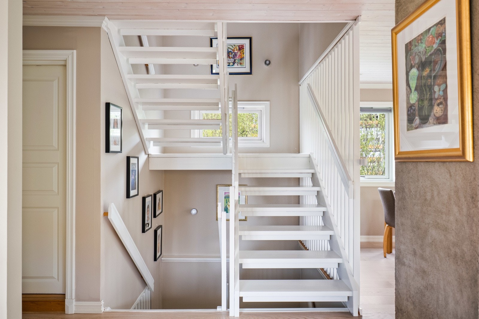 Trappen mellom etasjene er hvitmalt med åpne trinn, i tråd med boligens luftige uttrykk. Galleribilde