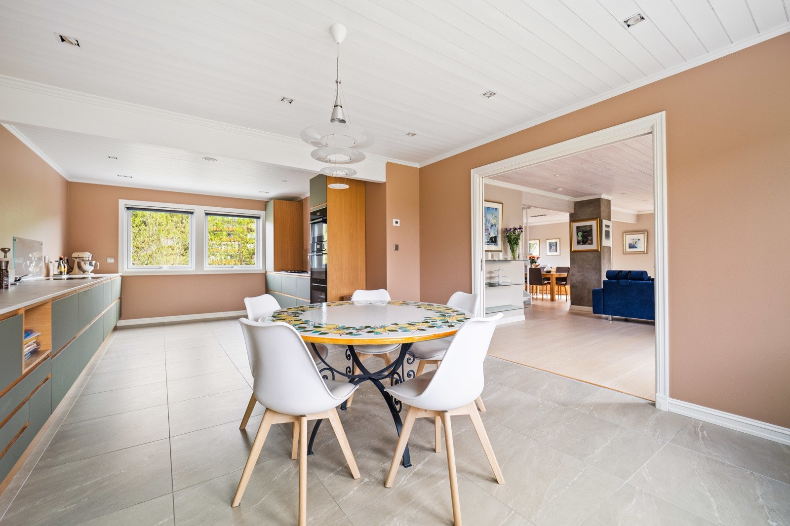 Kjøkkenet er lekkert med Designa-innredning fra 2021, plassert langs to sider. Galleribilde