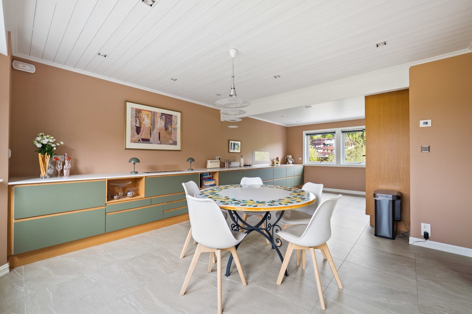 Innredningen er holdt i et stilrent design, helt uten overskap langs den lange benken, for et luftig, åpent uttrykk. Galleribilde