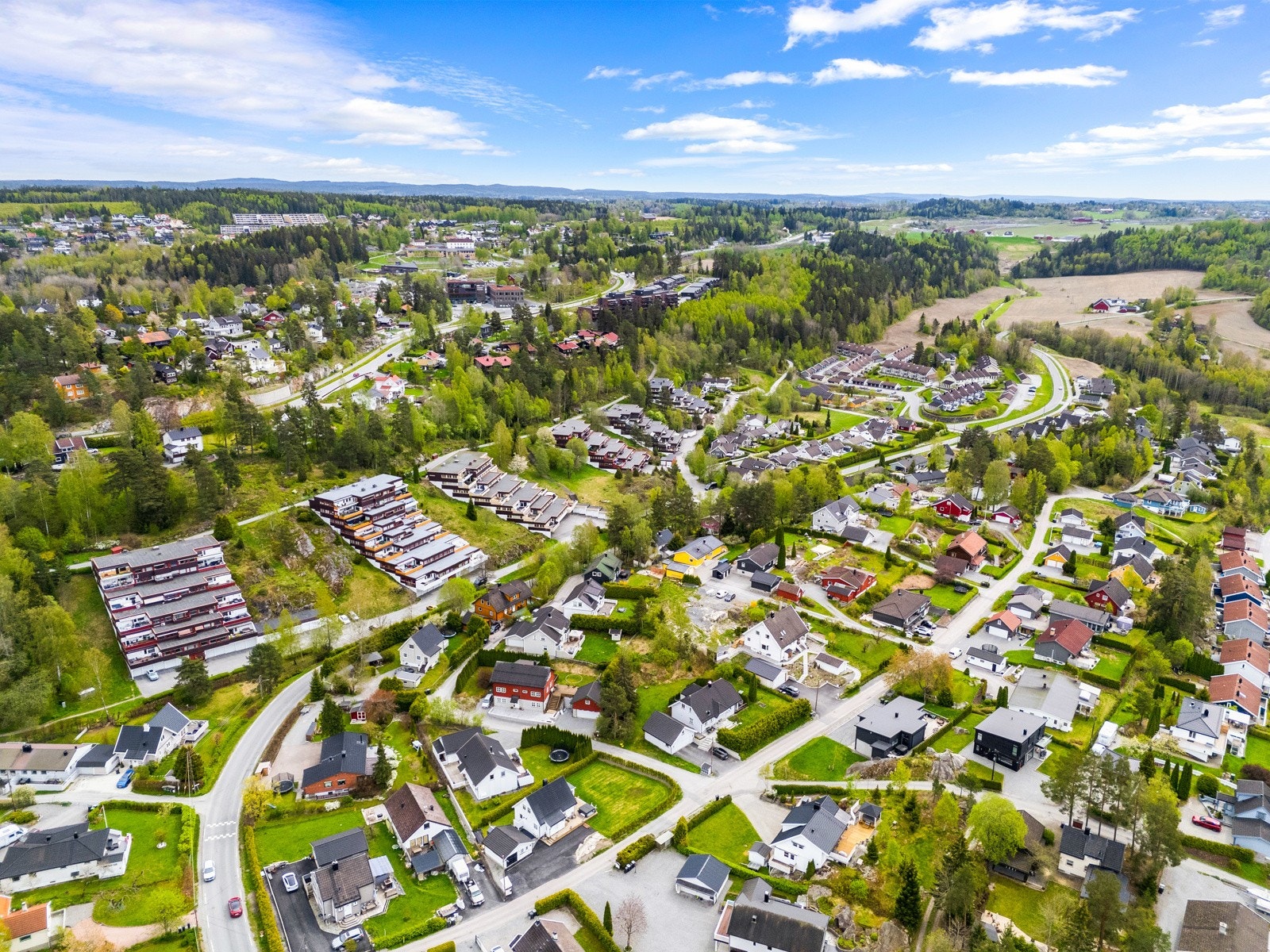 Stedet har kort vei til påkjøringen til E6 og god offentlig kommunikasjon til blant annet Oslo med buss og tog. Galleribilde