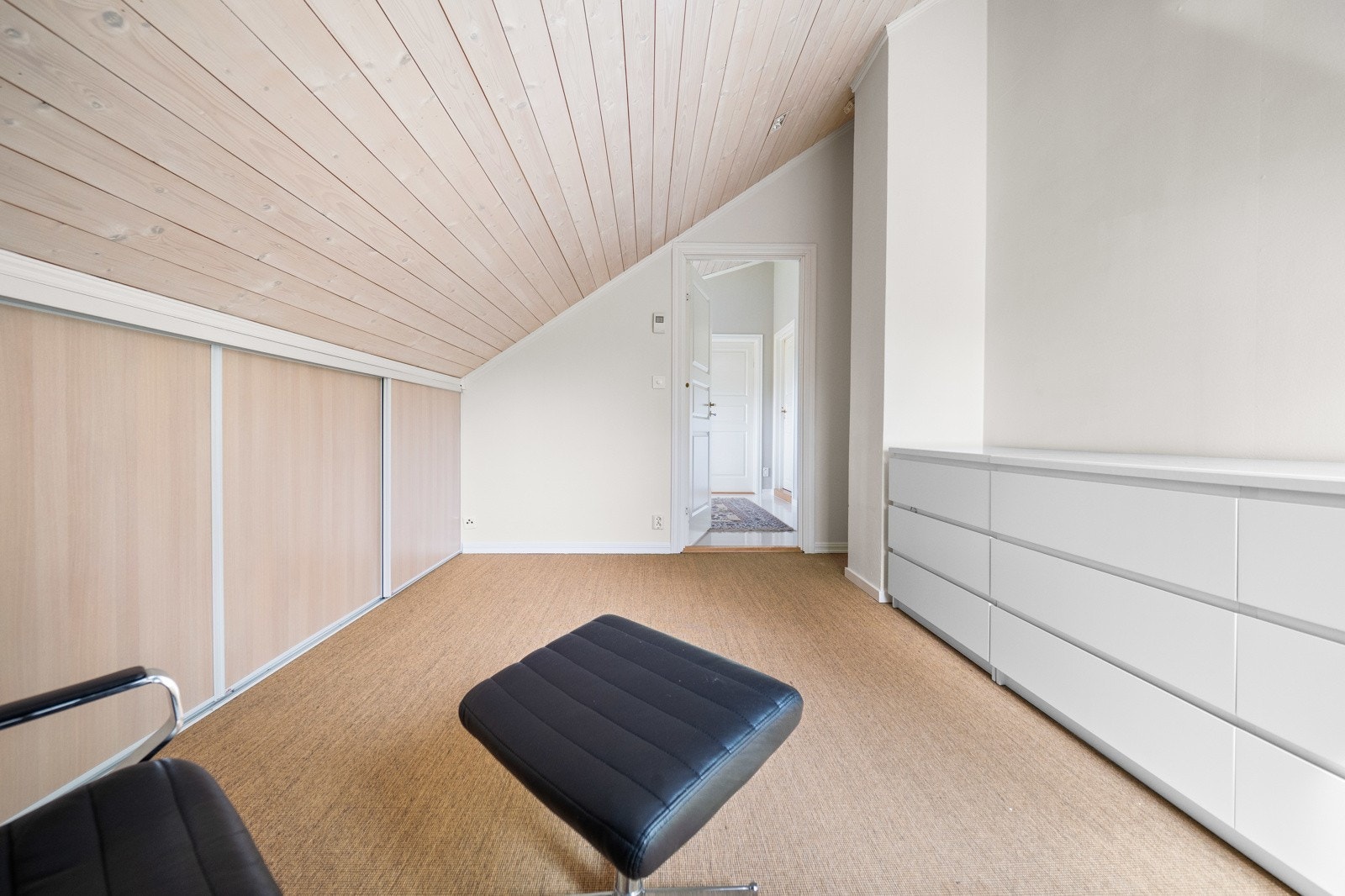 Soverommene har downlights og er gjennomført i stil og materialer. Galleribilde