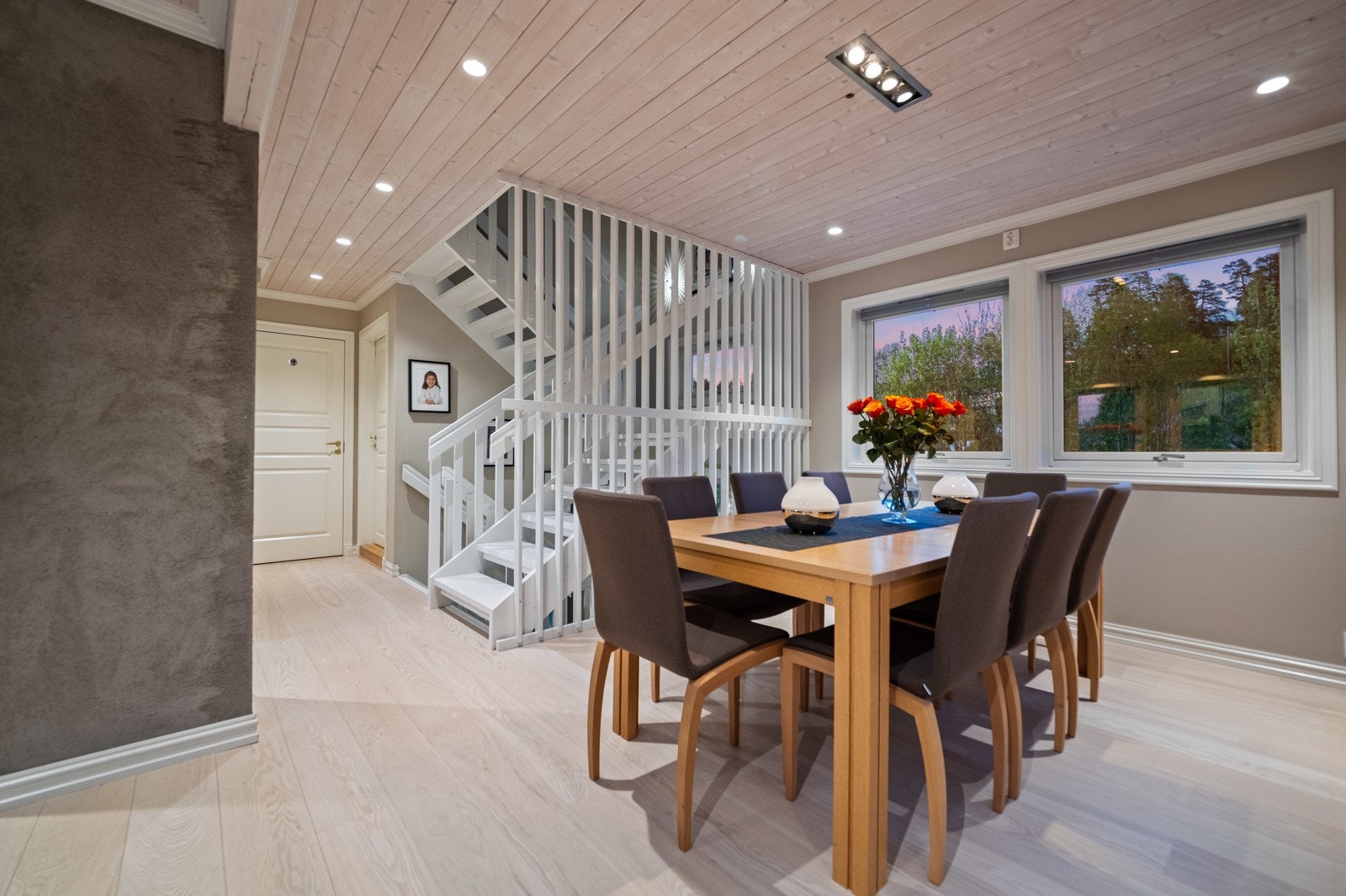 Hvitmalt spilevegg mot trapperommet understreker den luftige, åpne følelsen i etasjen. Galleribilde