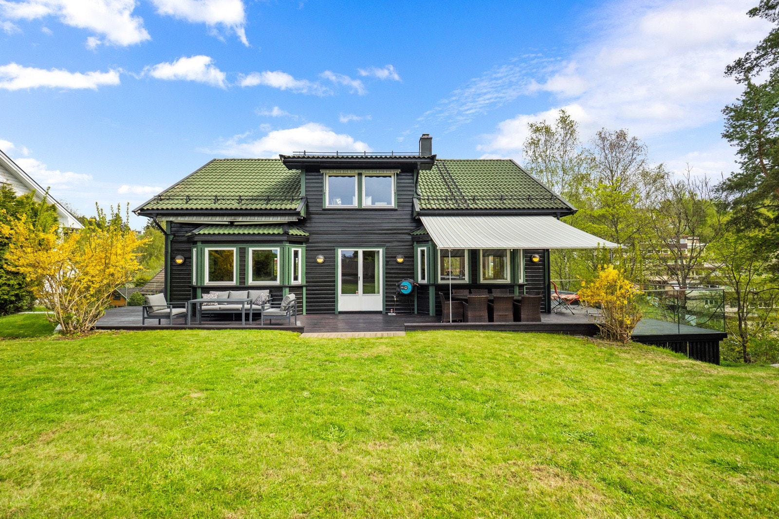 Hagen byr på god boltreplass, fine prydbusker og noe fjell i dagen for ekstra sjarm. Galleribilde