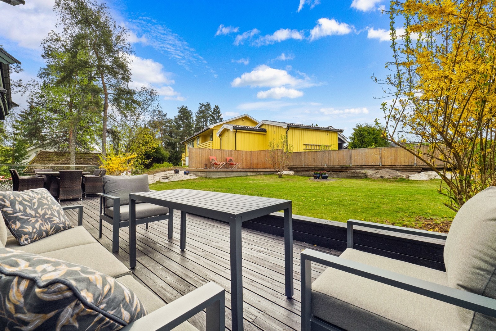 Her kan solskinnsdagene nytes uforstyrret med utsyn til egen hageidyll. Det skal oppføres en ny bolig på nabotomt. Galleribilde