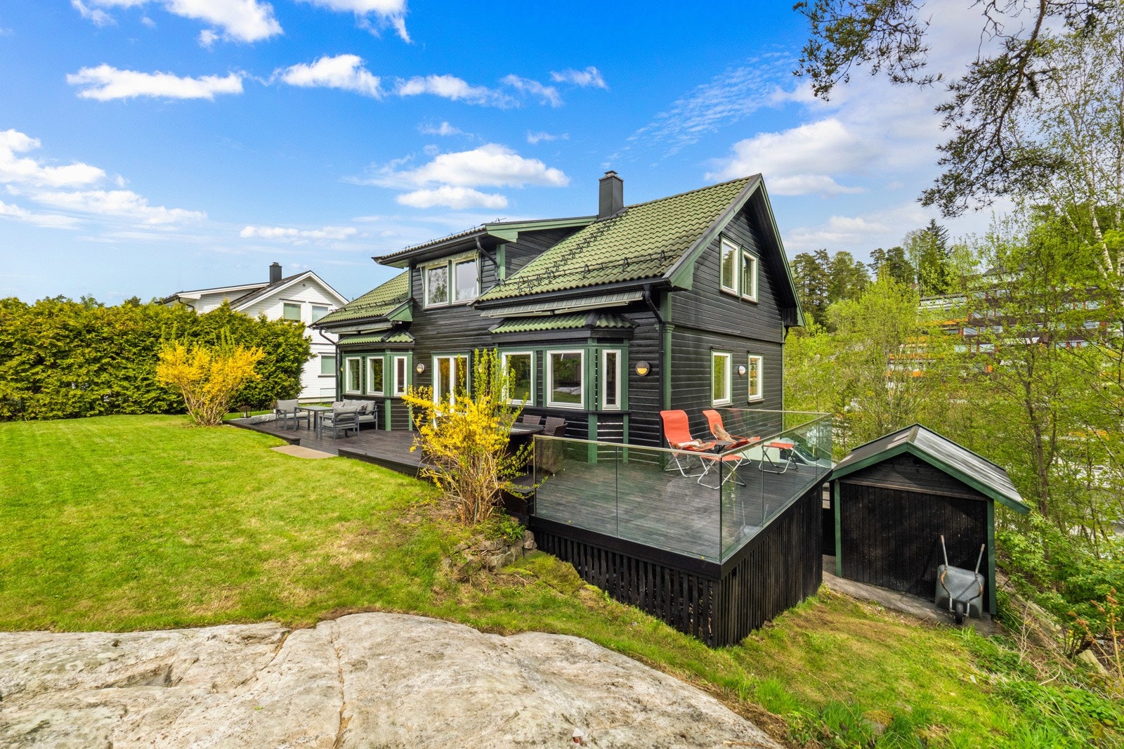 Terrassen har dekke av beisede terrassebord og fikk nytt glassrekkverk på sidene i 2019 og 2021. Galleribilde