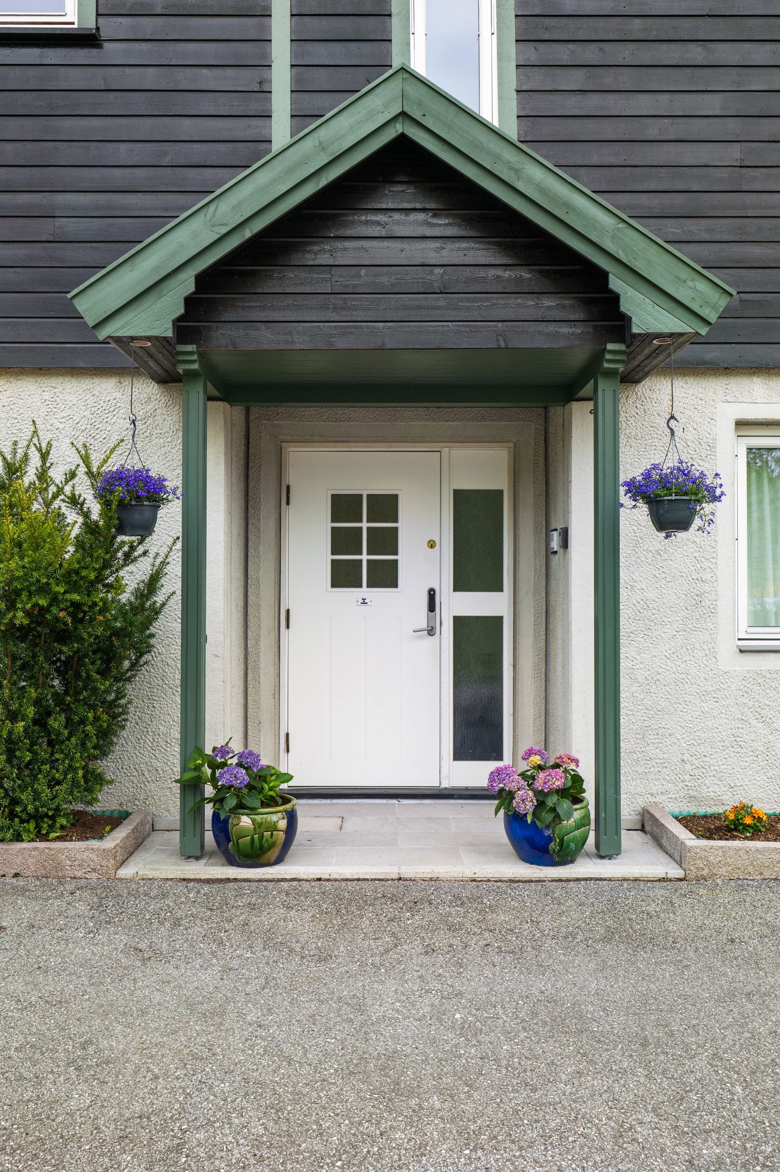 Boligens hovedinngang har et pent overbygg og vender ut mot gårdsplassen. Galleribilde