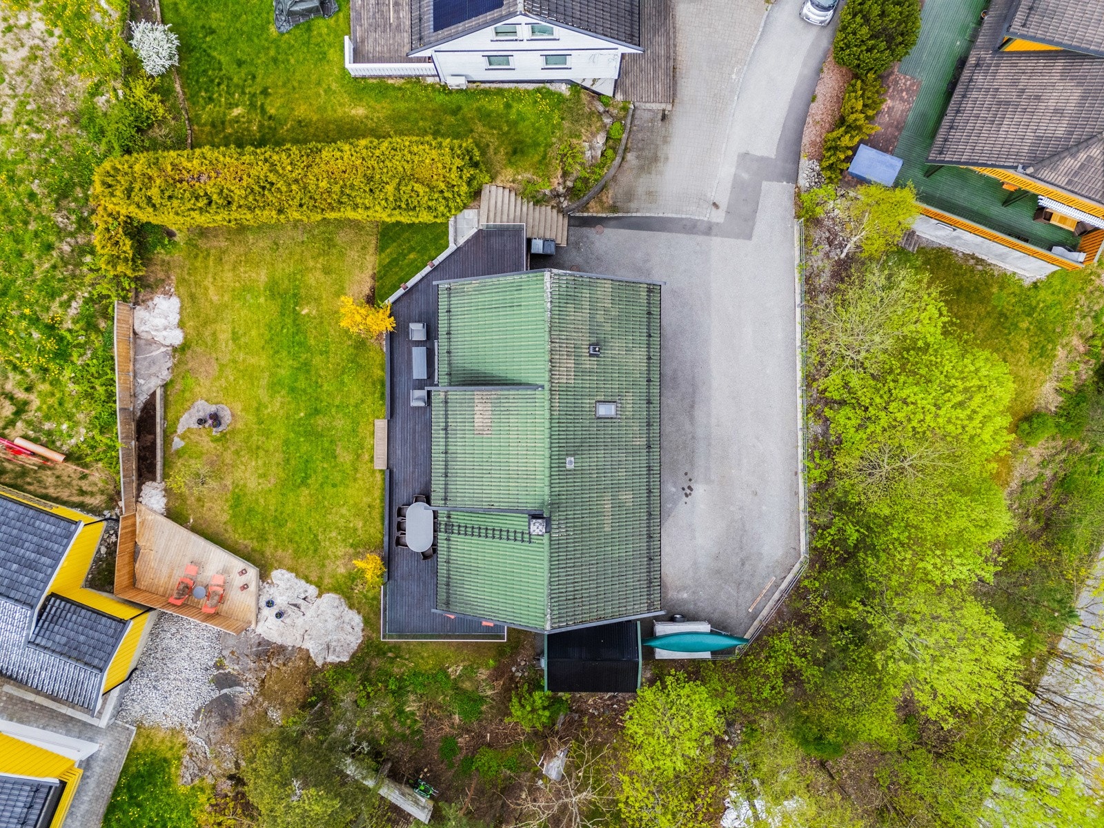 Tomten er godt utnyttet med utebod på ca. 9 kvm på siden og god plass til garasje på gårdsplassen. Galleribilde