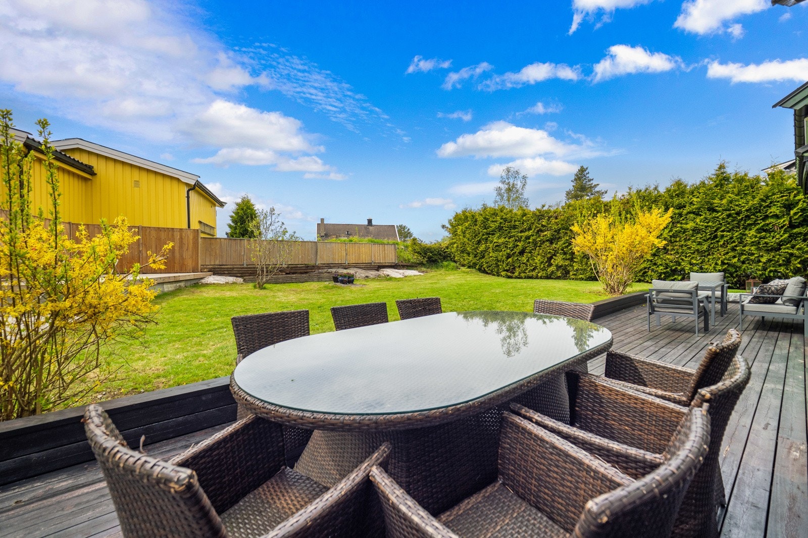 Den flotte terrassen på 60 kvm har gode solforhold og kan møbleres i flere romslige soner. Galleribilde