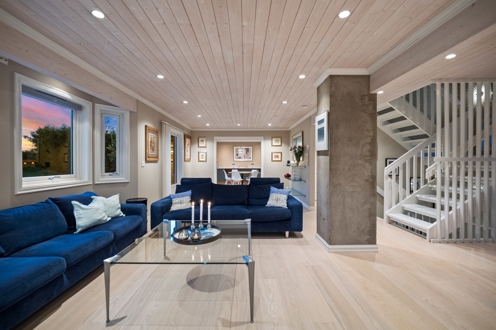 Velkommen til Gulliveien 16, en familievennlig og attraktiv enebolig fra år 2000 med sydvestvendt terrasse og hage. Galleribilde