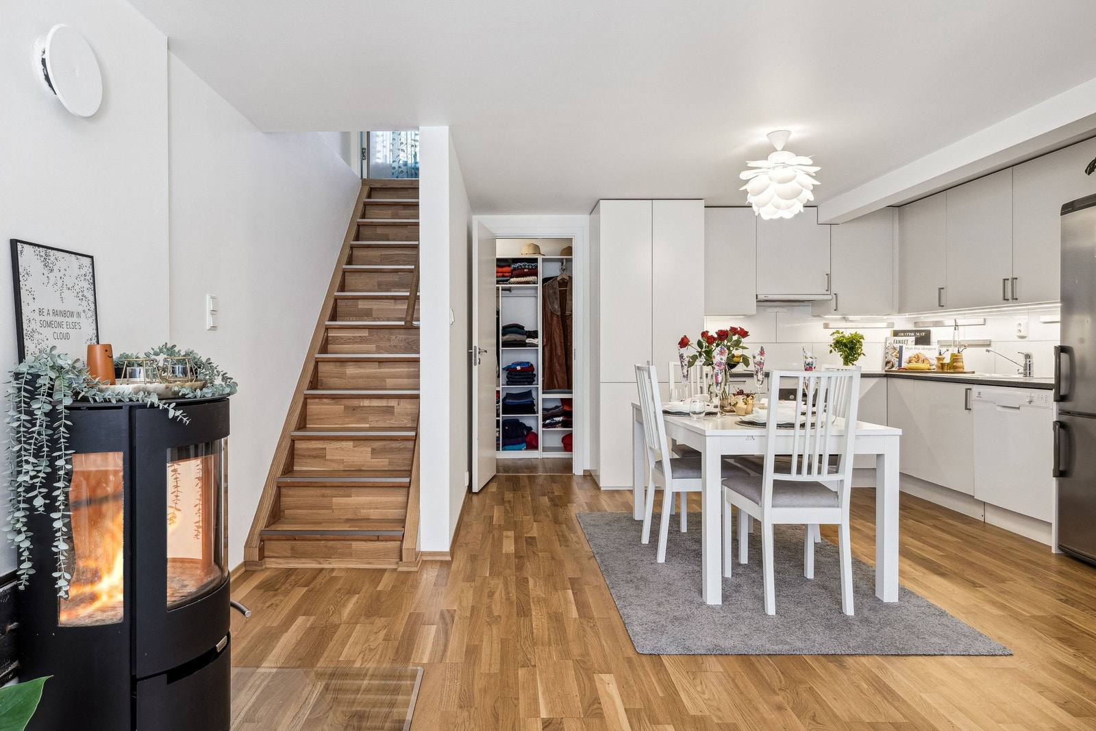 Stue underetasje, åpen kjøkkenløsning og trapp ned fra entré Galleribilde