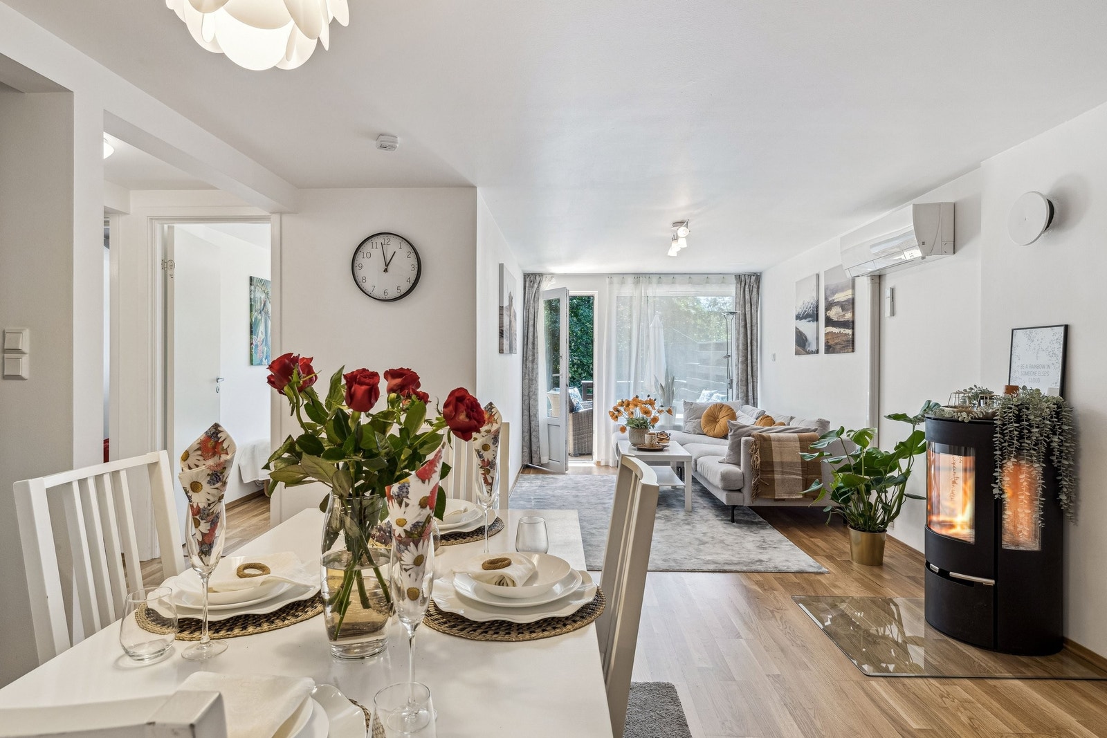 Stue med åpen kjøkkenløsning, underetasje Galleribilde