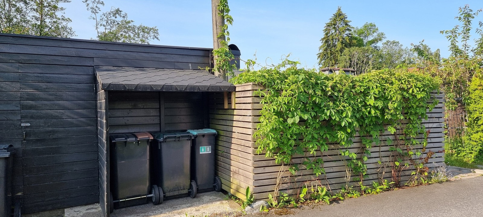 Tak over søppeldunker er ikke søkt/har ikke godkjening. Selger privat bildet Galleribilde