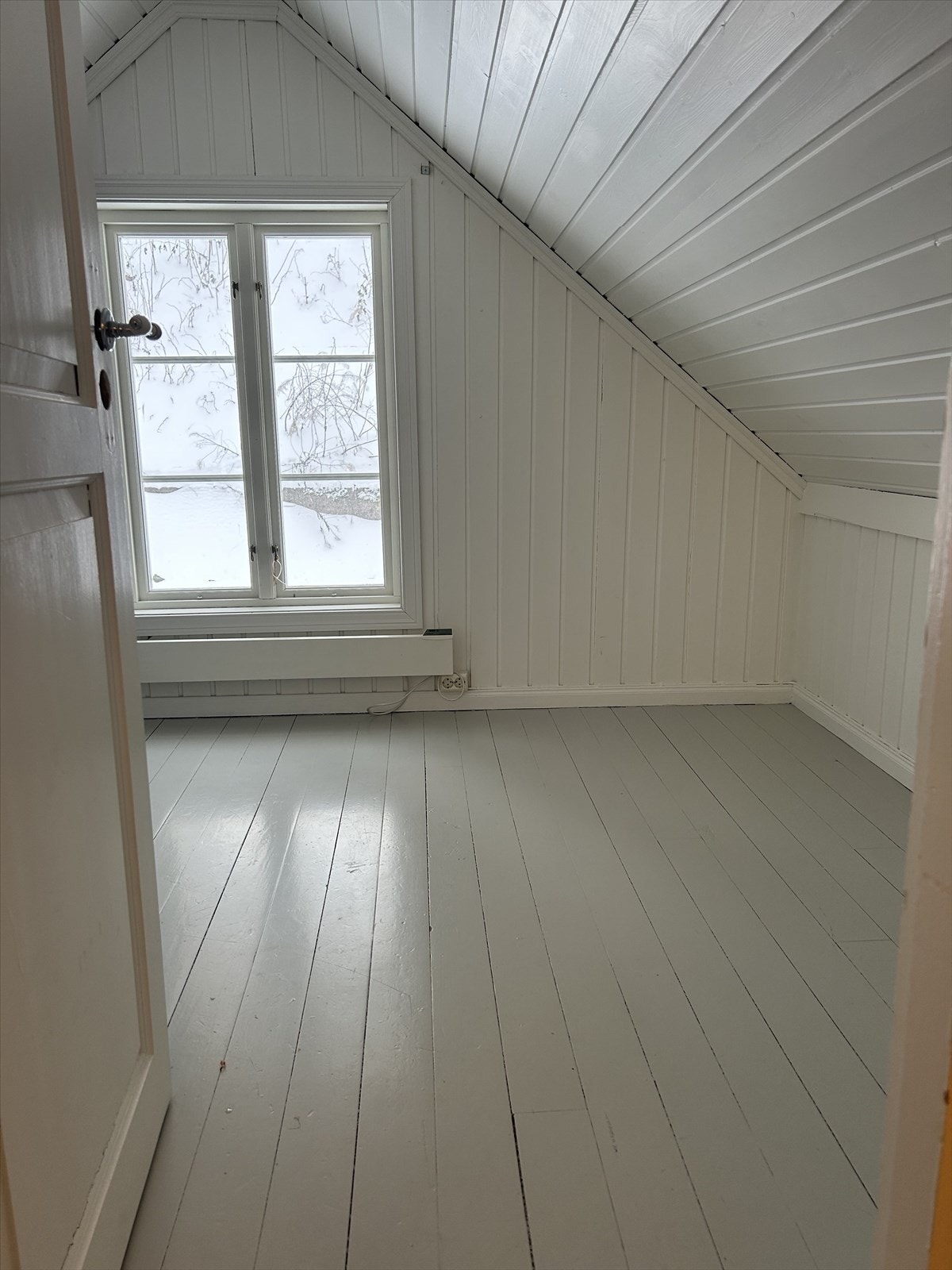 Selgers bilde av soverommet i 2. etasje, her uten redigering av bilde. Galleribilde