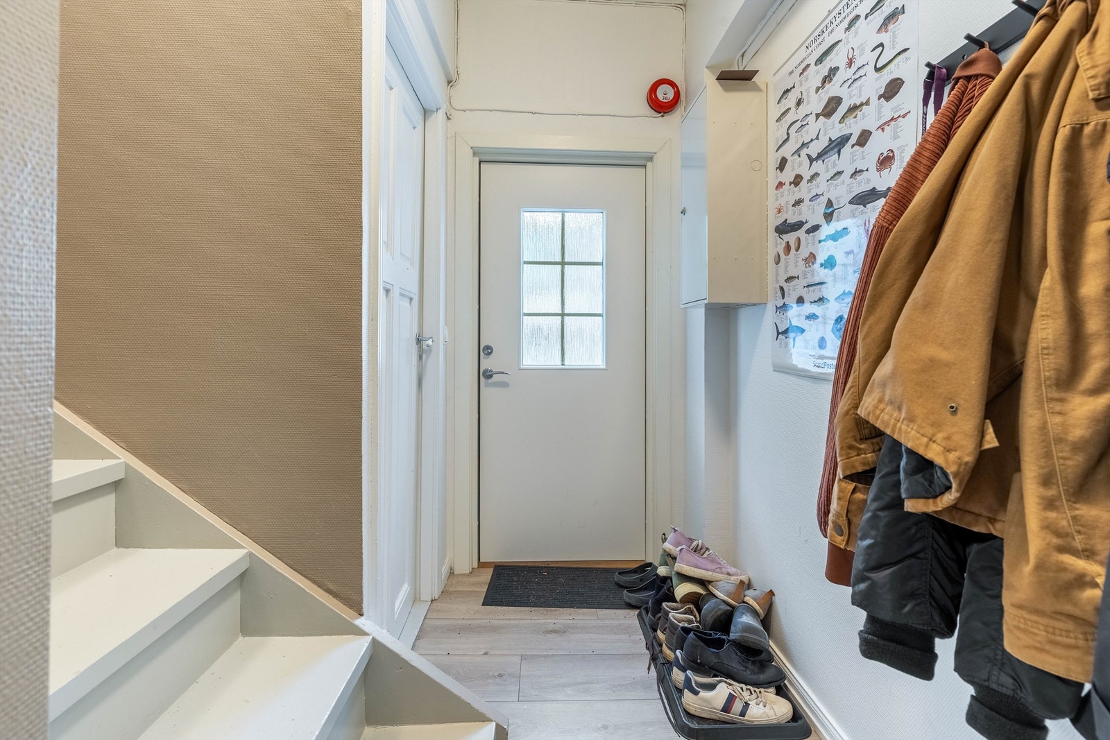 Entré med nyere sikringsskap. Galleribilde