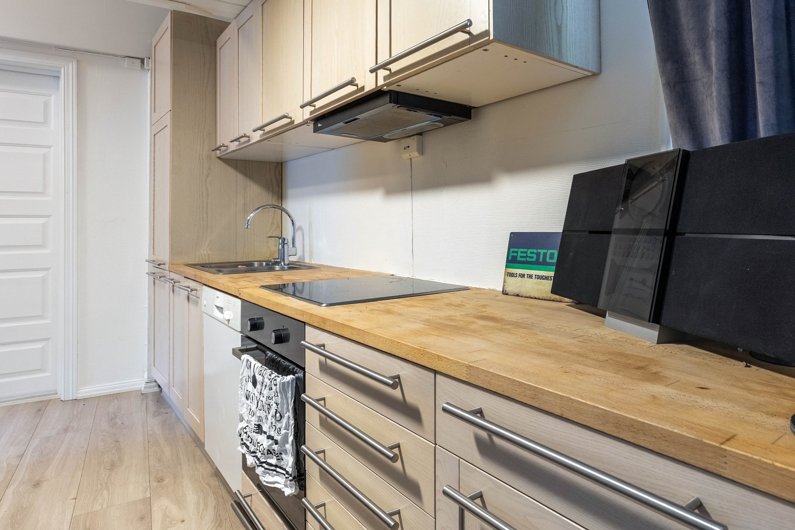 Benkeplate i heltre på kjøkken. Galleribilde