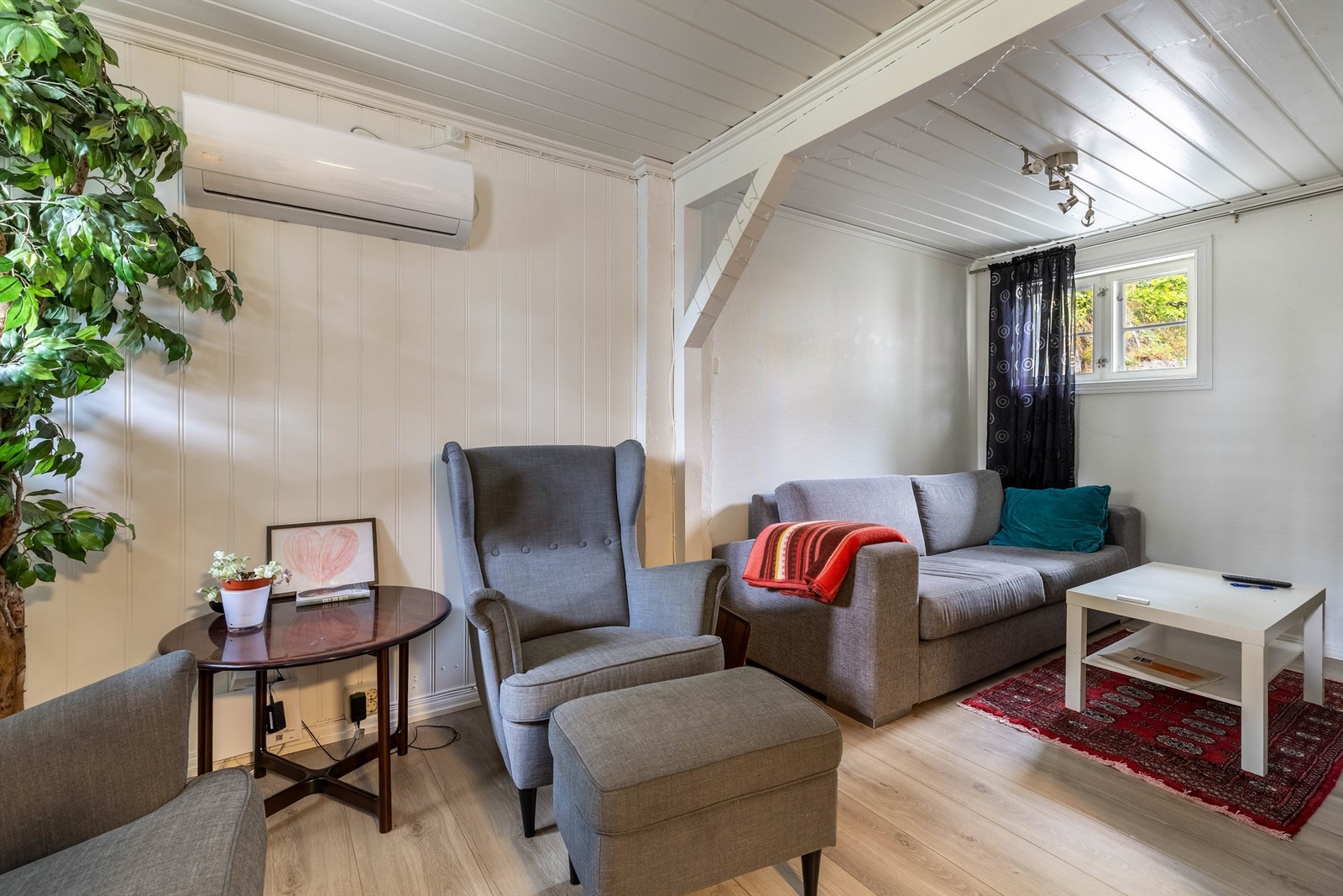 Hyggelig stue med lyse farger og fint gulv. Nyere varmepumpe. Galleribilde