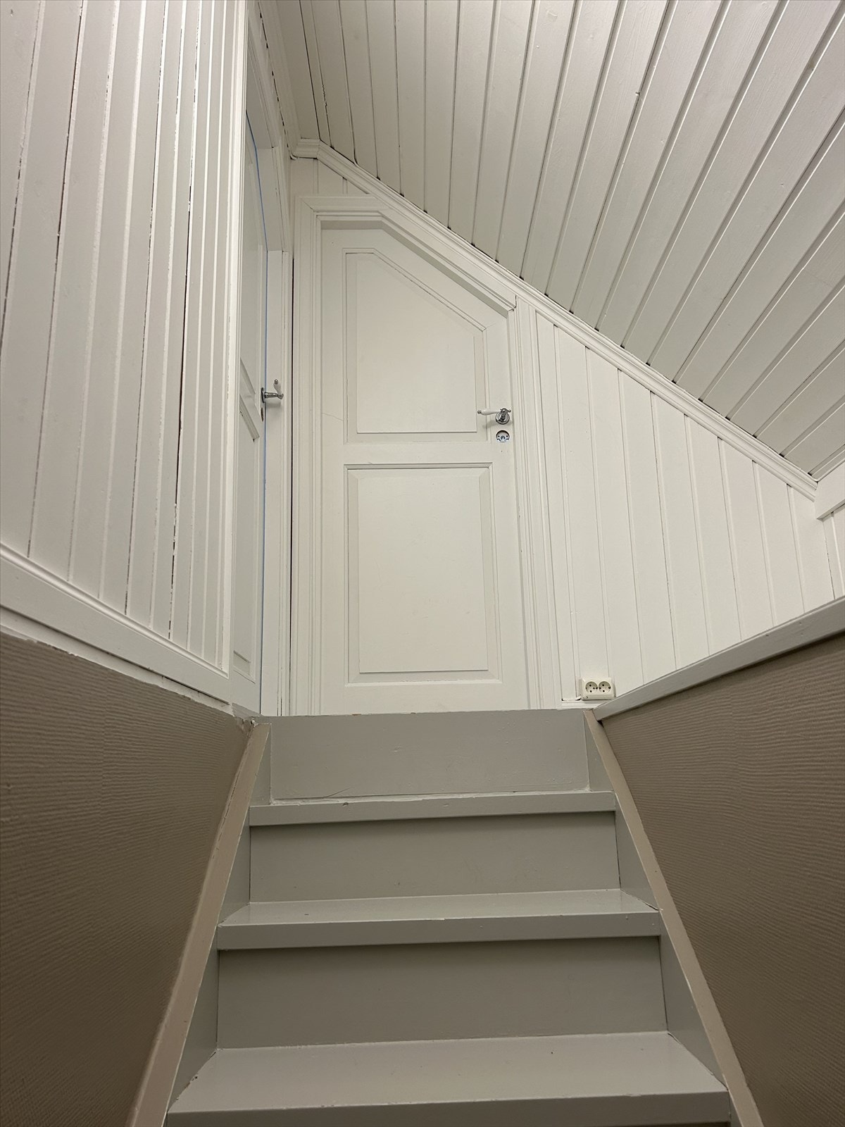 Trapp opp til loftet. Det er noe skråvegger i 2. etasje, men hele 24m² i gulvareal. Galleribilde