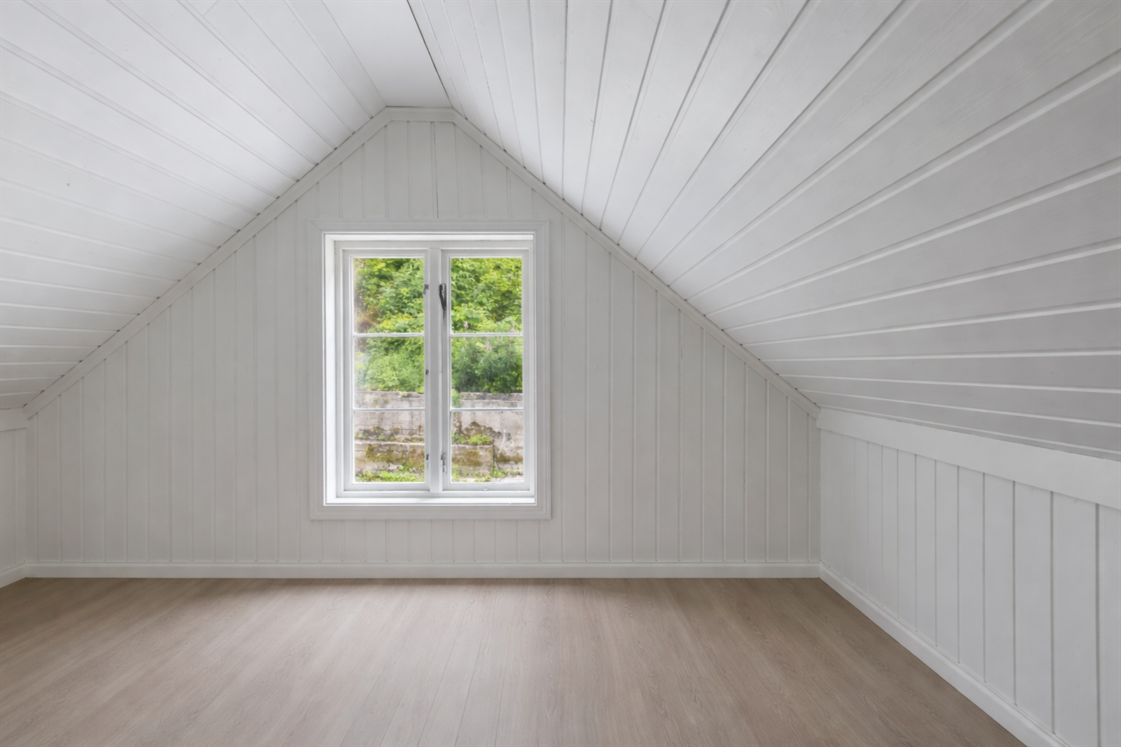 På dette bildet er rommet ryddet med chatgpt. Gulvet ble i den forbindelse endret av chatgpt, samt panelovn fjernet. Se neste bilde for å se gulvet slik det ser ut i dag. Galleribilde