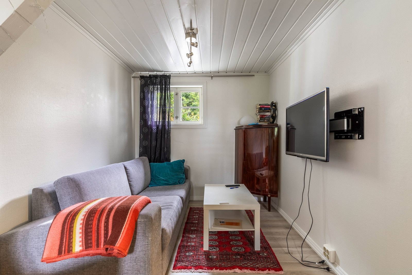 Stuen i dag. Se neste bilde for hvordan det kan innredes iflg. chatgpt. Galleribilde