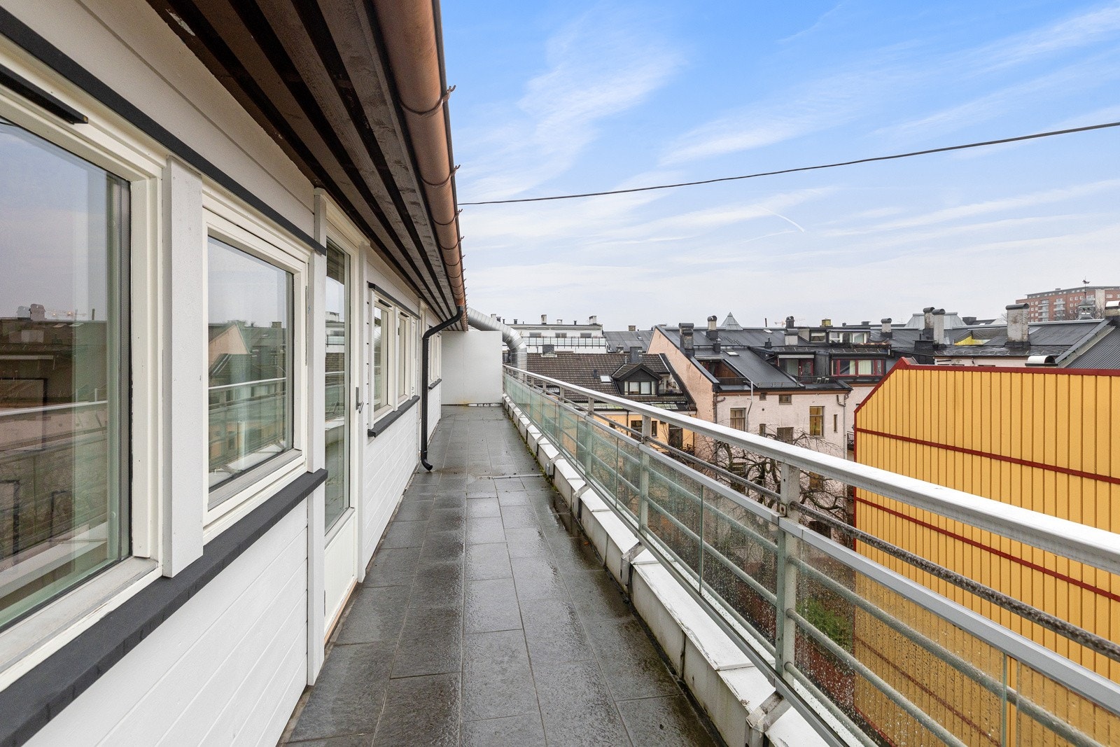 De to terrassene i ulike himmelretninger sikrer gode solforhold gjennom store deler av dagen. Galleribilde