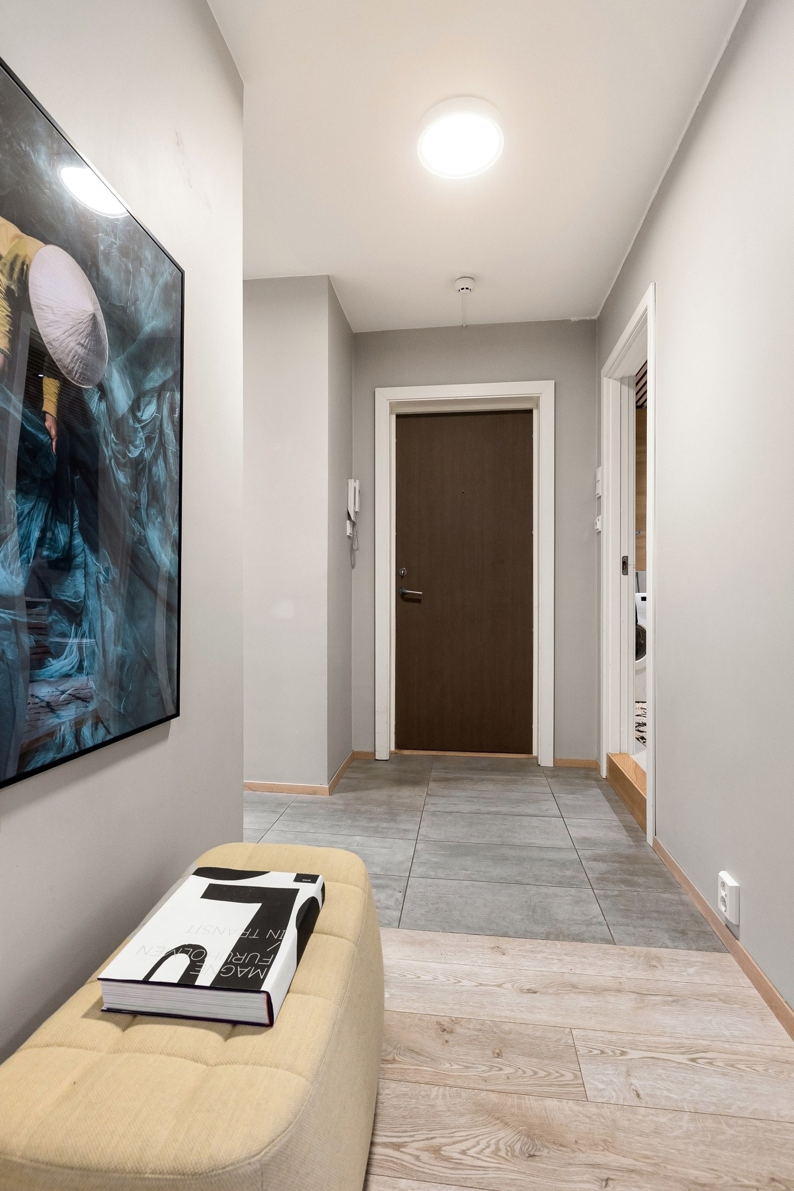 Velkommen inn - leiligheten har en god intern beliggenhet i byggets 6. etasje med heisadkomst. Galleribilde