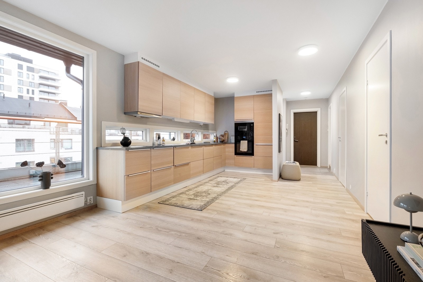 Moderne kjøkkeninnredning fra 2022, designet med tanke på funksjonalitet, med rikelig skap- og benkeplass. Galleribilde