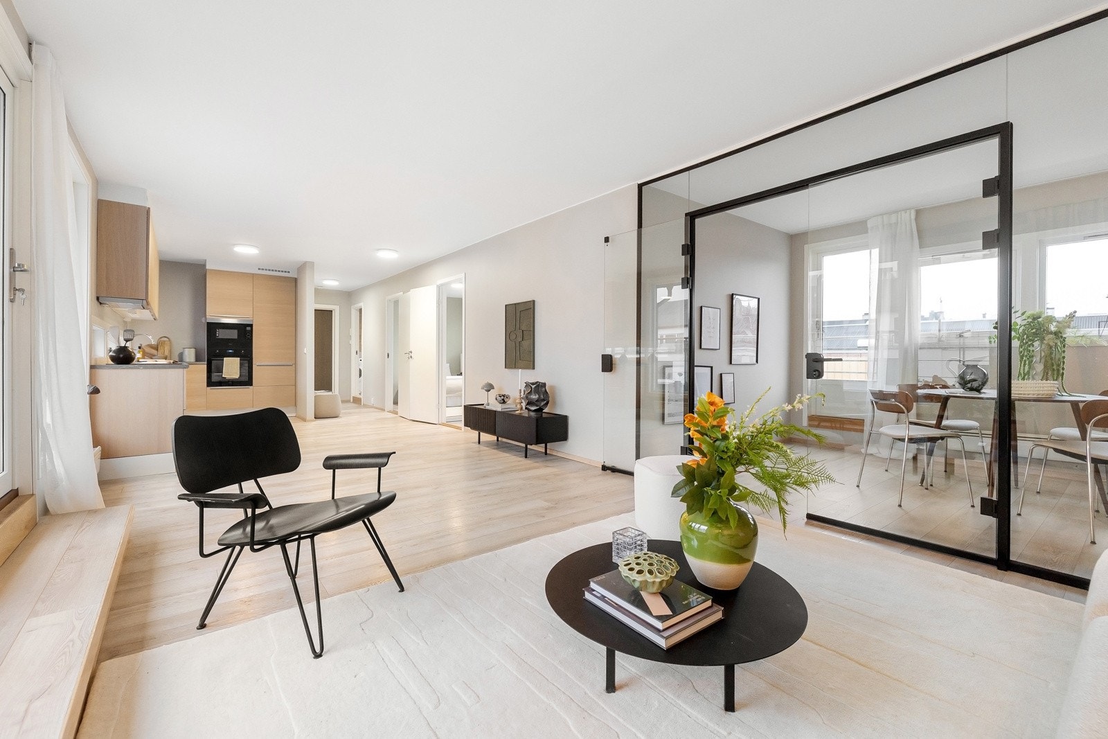 Den åpne stue- og kjøkkenløsningen skaper et svært sosialt oppholdsrom. Galleribilde